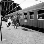 854169 Afbeelding van de internationale trein Mediterraneo van Den Haag naar Genova langs het perron van het ...